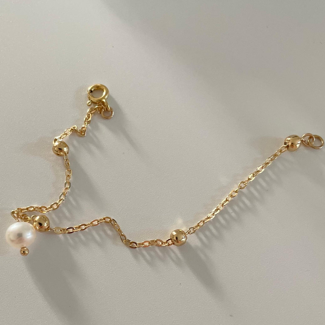 Dainty Thin Gold Chain Bead Bracelets with Single Small Freshwater Pearl Decor
