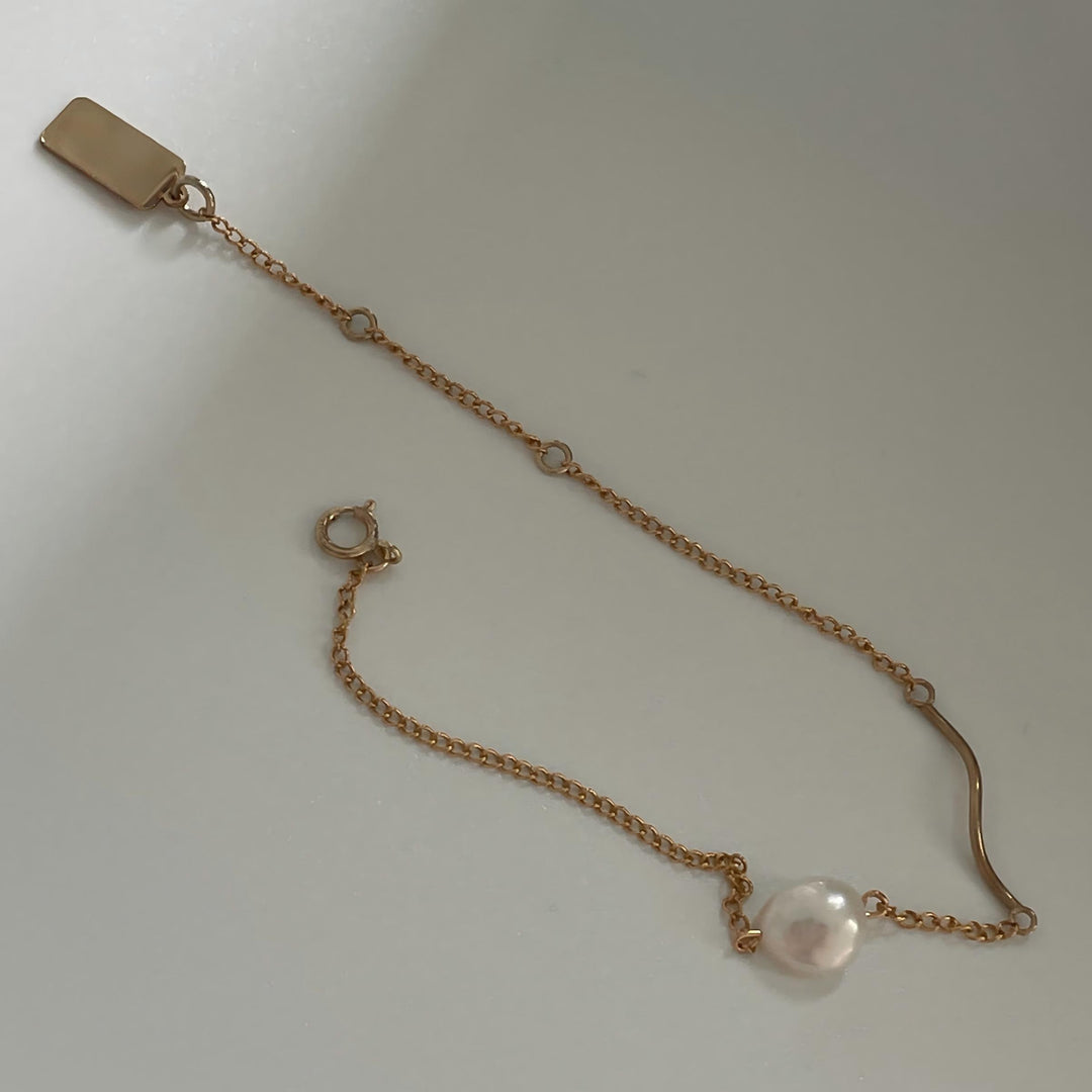 Dainty Thin Gold Chain Bead Bracelets with Single Small Freshwater Pearl Decor